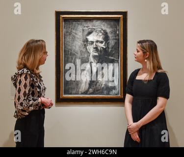 London, England, Großbritannien. Februar 2024. Die Courtauld Gallery in London zeigt die Eröffnungsausstellung, die Frank Auerbachs Holzkohleköpfen gewidmet ist. Mit 17 großformatigen Porträtzeichnungen und ausgewählten Gemälden aus den 1950er und 1960er Jahren, die Auerbachs frühe künstlerische Entwicklung zeigen. (Kreditbild: © Thomas Krych/ZUMA Press Wire) NUR REDAKTIONELLE VERWENDUNG! Nicht für kommerzielle ZWECKE! Stockfoto