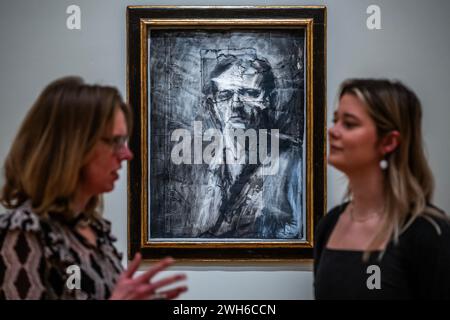 London, Großbritannien. Februar 2024. Selbstporträt, 1959: Frank Auerbach, Charcoal Heads präsentiert erstmals gemeinsam in der Courtauld Gallery in London. Die Ausstellung vereint siebzehn dieser großen Zeichnungen und zeigt sie zusammen mit einer Auswahl von sechs Gemälden Auerbach, die von denselben Sittern gemacht wurden. Die Serie wurde in den 1950er und 1960er Jahren produziert und zeigt, wie wichtig es ist, die Entwicklung von Auerbachs Praxis zu berücksichtigen, als er seine Stimme als junger Künstler fand. Guy Bell/Alamy Live News Stockfoto