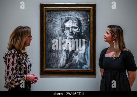 London, Großbritannien. Februar 2024. Selbstporträt, 1959: Frank Auerbach, Charcoal Heads präsentiert erstmals gemeinsam in der Courtauld Gallery in London. Die Ausstellung vereint siebzehn dieser großen Zeichnungen und zeigt sie zusammen mit einer Auswahl von sechs Gemälden Auerbach, die von denselben Sittern gemacht wurden. Die Serie wurde in den 1950er und 1960er Jahren produziert und zeigt, wie wichtig es ist, die Entwicklung von Auerbachs Praxis zu berücksichtigen, als er seine Stimme als junger Künstler fand. Guy Bell/Alamy Live News Stockfoto