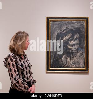 Die Courtauld Gallery, London, Großbritannien. Februar 2024. Frank Auerbach: Die Köpfe Der Kohle. Die Ausstellung im Courtauld vereint 17 große Auerbach (*1931) Holzkohlezeichnungen und zeigt sie zusammen mit einer Auswahl von sechs Gemälden Auerbach, die von denselben Sittern gemacht wurden. Bild: Frank Auerbach, Leiterin Gerda Boehm, 1961, Kohle und Kreide. Privatsammlung; Leiterin Gerda Boehm, 1964, Öl an Bord. Private Sammlung, mit freundlicher Genehmigung von Eykyn Maclean. Quelle: Malcolm Park/Alamy Live News Stockfoto