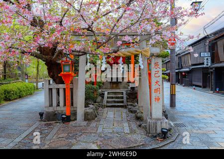 Kyoto, Japan - 6. April 2023: Tatsumi Daimyojin-Schrein in der Nähe der Tatsumu-Bashi-Brücke im Stadtteil Gion Stockfoto