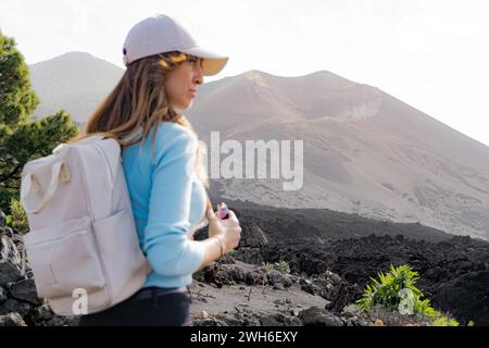 backpacker-Frau mit Mütze blickt auf den Tajogaite-Vulkan Stockfoto