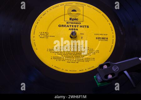 Abba Greatest Hits Vinyl-Album-LP mit Tonarm, Kartusche, Kopfschale und Stift auf Plattenspieler - 1975 1976 Stockfoto