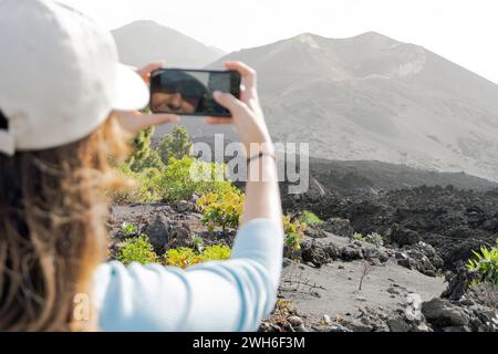 Frau, die mit Handy fotografiert und Reflexion sieht Stockfoto