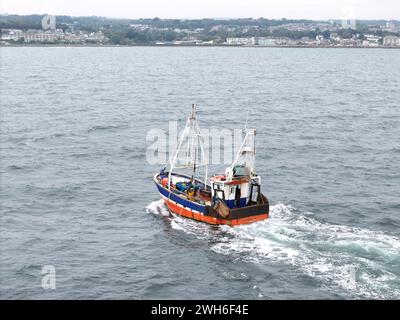 Fischerboot zurück zum Hafen von Newlyn Corniwall UK Drohne, Luftfahrt Stockfoto