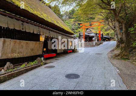 Kyoto, Japan - 6. April 2023: Atago Jinja-Schrein auf der Spitze des Mt. Atago nordwestlich von Kyoto ist es ein berühmter Ort, der von Gläubigen besucht wird Stockfoto