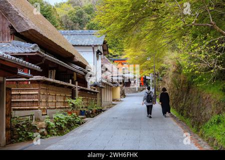 Kyoto, Japan - 6. April 2023: Atago Jinja-Schrein auf der Spitze des Mt. Atago nordwestlich von Kyoto ist es ein berühmter Ort, der von Gläubigen besucht wird Stockfoto