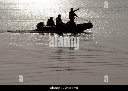 Ajmer, Indien. Februar 2024. Mitarbeiter der National Disaster Response Force (NDRF) und der State Disaster Response Force (SDRF) nehmen am 6. Februar 2024 an einer Flut-Rettungsübung am Foy Sagar Lake in Ajmer, Indien, Teil. Foto: ABACAPRESS.COM Credit: Abaca Press/Alamy Live News Stockfoto