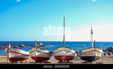 Coastal Charms: Fischerboote von Calella de Palafrugell Stockfoto