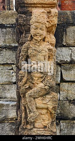 Antike Schnitzerei vor dem antiken Hindutempel, Sirpur, Mahasamund, Chhattisgarh, Indien. Stockfoto