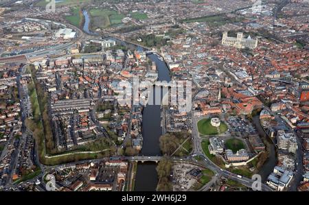 Blick aus der Vogelperspektive auf das Stadtzentrum von York mit dem Fluss Ouse, der durch das Stadtzentrum fließt Stockfoto