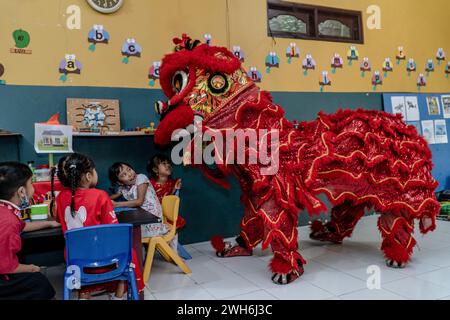 Badung, Indonesien. Februar 2024. Ein „Barongsai“-Löwentanz unterhält Schüler in einem Klassenzimmer im Widiatmika Kindergarten in Jimbaran, Badung, Bali, Indonesien, anlässlich der Feier des bevorstehenden chinesischen Mondneujahrs am 10. Februar 2024. Das chinesische Mondneujahr 2024 ist das Jahr des Drachen. (Foto: Dicky Bisinglasi/SOPA Images/SIPA USA) Credit: SIPA USA/Alamy Live News Stockfoto