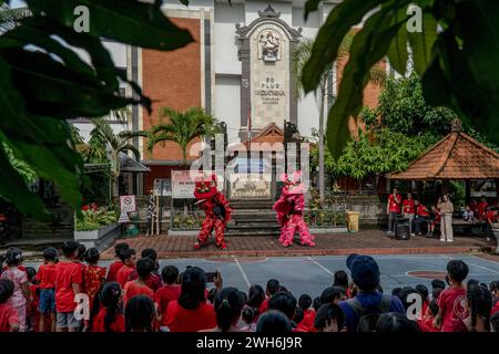 Badung, Indonesien. Februar 2024. Barongsai Lion Dance unterhält Schüler der Widiatmika School in Jimbaran, Badung, Bali, Indonesien, anlässlich der Feier des bevorstehenden chinesischen Neujahrs am 10. Februar 2024. Das chinesische Mondneujahr 2024 ist das Jahr des Drachen. (Foto: Dicky Bisinglasi/SOPA Images/SIPA USA) Credit: SIPA USA/Alamy Live News Stockfoto