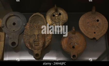 Römische Lampen mit Tonöl. Ton. 2.-3. Jahrhundert n. Chr. Aus verschiedenen Provenienzen. Nationales Archäologisches Museum. Sofia. Bulgarien. Stockfoto