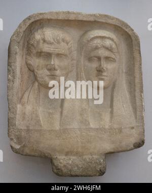 Büste eines bärtigen Mannes und einer Frau. Inschrift auf Griechisch. Stele von Ziles, Sohn von Pyroulas, errichtet von seiner Frau Katou. Erste Hälfte des 3. Jahrhunderts n. Chr. Aus Laskarevo, Region Blagoevgrad, Bulgarien. Nationales Archäologisches Museum. Sofia. Bulgarien. Stockfoto