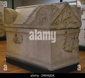 Sarkophag. Dekoriert mit Reliefs, die Szenen über die Taten von Herakles, Reiter und Medusa darstellen. Aus einem Mausoleum in Lujene, Region Lovech, Bulgarien. 1. Viertel des 3. Jahrhunderts n. Chr. Nationales Archäologisches Museum. Sofia. Bulgarien. Stockfoto