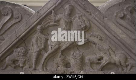 Sarkophag. Dekoriert mit Reliefs, die Szenen über die Taten von Herakles und einem Reiter darstellen. Detail der oberen Dekoration. Aus einem Mausoleum in Lujene, Region Lovech, Bulgarien. 1. Viertel des 3. Jahrhunderts n. Chr. Nationales Archäologisches Museum. Sofia. Bulgarien. Stockfoto