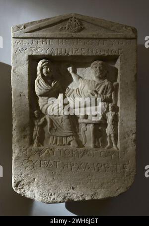 Ein Trauerfest: Eine Frau, ein Mann und Diener. Inschrift auf Griechisch. Stele von Mentes, Sohn von Nikios, und seine Frau Anni, Tochter von Xenon. Anfang des 2. Jahrhunderts n. Chr. Aus Varna (Odessos), Bulgarien. Nationales Archäologisches Museum. Sofia. Bulgarien. Stockfoto