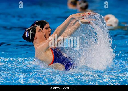 Doha, Katar. Februar 2024. DOHA, KATAR - 8. FEBRUAR: Bregje de Brouwer aus den Niederlanden und Noortje de Brouwer aus den Niederlanden wärmen sich auf, bevor sie am 7. Tag, dem künstlerischen Schwimmen der Doha Aquatics World Championships 2024, am 8. Februar 2024 in Doha, Katar, teilnehmen. (Foto: MTB-Photo/BSR Agency) Credit: BSR Agency/Alamy Live News Stockfoto