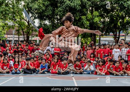 Badung, Indonesien. Februar 2024. Die Wushu-Performance unterhält die Schüler der Widiatmika School in Jimbaran, Badung, anlässlich der Feier des bevorstehenden chinesischen Neujahrsfestes am 10. Februar 2024. Das chinesische Mondneujahr 2024 ist das Jahr des Drachen. (Foto: Dicky Bisinglasi/SOPA Images/SIPA USA) Credit: SIPA USA/Alamy Live News Stockfoto