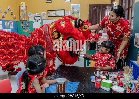 Badung, Indonesien. Februar 2024. Ein „Barongsai“-Löwentanz unterhält Schüler in einem Klassenzimmer im Widiatmika Kindergarten in Jimbaran, Badung, Bali, Indonesien, anlässlich der Feier des bevorstehenden chinesischen Mondneujahrs am 10. Februar 2024. Das chinesische Mondneujahr 2024 ist das Jahr des Drachen. (Foto: Dicky Bisinglasi/SOPA Images/SIPA USA) Credit: SIPA USA/Alamy Live News Stockfoto