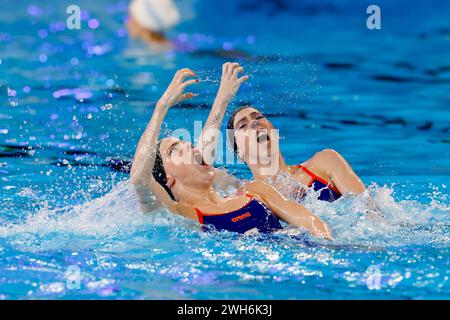 Doha, Katar. Februar 2024. DOHA, KATAR - 8. FEBRUAR: Bregje de Brouwer aus den Niederlanden und Noortje de Brouwer aus den Niederlanden wärmen sich auf, bevor sie am 7. Tag, dem künstlerischen Schwimmen der Doha Aquatics World Championships 2024, am 8. Februar 2024 in Doha, Katar, teilnehmen. (Foto: MTB-Photo/BSR Agency) Credit: BSR Agency/Alamy Live News Stockfoto