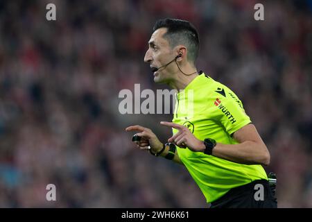 Schiedsrichter Jose Maria Sanchez Martinez beim Finale des Copa del Rey Quarter zwischen Athletic Club und FC Barcelona im San Mames Stadium am 24. Januar 2024 in Bilbao, Spanien. Foto von Victor Fraile / Power Sport Images Stockfoto