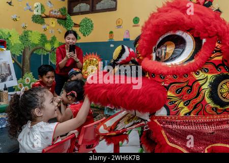 Badung, Indonesien. Februar 2024. Ein „Barongsai“-Löwentanz unterhält Schüler in einem Klassenzimmer im Widiatmika Kindergarten in Jimbaran, Badung, Bali, Indonesien, anlässlich der Feier des bevorstehenden chinesischen Mondneujahrs am 10. Februar 2024. Das chinesische Mondneujahr 2024 ist das Jahr des Drachen. Quelle: SOPA Images Limited/Alamy Live News Stockfoto