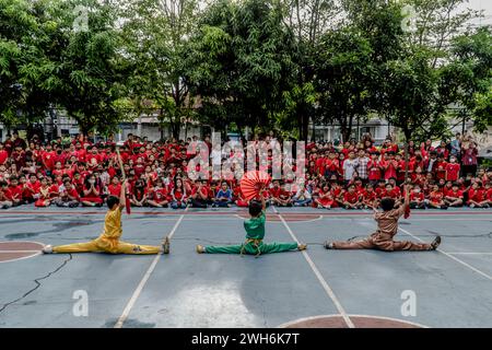 Badung, Indonesien. Februar 2024. Die Wushu-Performance unterhält die Schüler der Widiatmika School in Jimbaran, Badung, anlässlich der Feier des bevorstehenden chinesischen Neujahrsfestes am 10. Februar 2024. Das chinesische Mondneujahr 2024 ist das Jahr des Drachen. Quelle: SOPA Images Limited/Alamy Live News Stockfoto