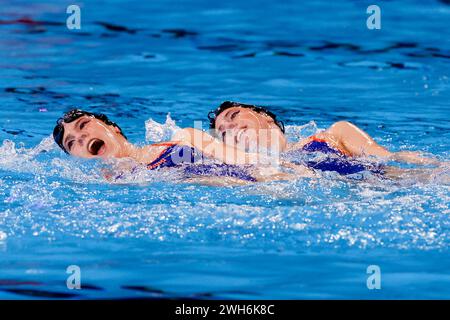 Doha, Katar. Februar 2024. DOHA, KATAR - 8. FEBRUAR: Bregje de Brouwer aus den Niederlanden und Noortje de Brouwer aus den Niederlanden wärmen sich auf, bevor sie am 7. Tag, dem künstlerischen Schwimmen der Doha Aquatics World Championships 2024, am 8. Februar 2024 in Doha, Katar, teilnehmen. (Foto: MTB-Photo/BSR Agency) Credit: BSR Agency/Alamy Live News Stockfoto