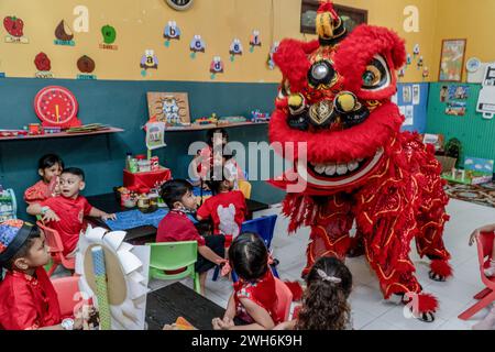 Badung, Indonesien. Februar 2024. Ein „Barongsai“-Löwentanz unterhält Schüler in einem Klassenzimmer im Widiatmika Kindergarten in Jimbaran, Badung, Bali, Indonesien, anlässlich der Feier des bevorstehenden chinesischen Mondneujahrs am 10. Februar 2024. Das chinesische Mondneujahr 2024 ist das Jahr des Drachen. (Foto: Dicky Bisinglasi/SOPA Images/SIPA USA) Credit: SIPA USA/Alamy Live News Stockfoto