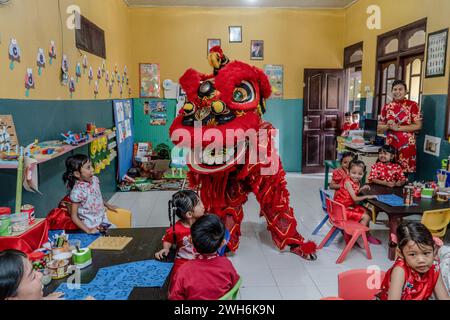 Badung, Indonesien. Februar 2024. Ein „Barongsai“-Löwentanz unterhält Schüler in einem Klassenzimmer im Widiatmika Kindergarten in Jimbaran, Badung, Bali, Indonesien, anlässlich der Feier des bevorstehenden chinesischen Mondneujahrs am 10. Februar 2024. Das chinesische Mondneujahr 2024 ist das Jahr des Drachen. Quelle: SOPA Images Limited/Alamy Live News Stockfoto