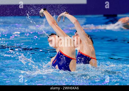 Doha, Katar. Februar 2024. DOHA, KATAR - 8. FEBRUAR: Bregje de Brouwer aus den Niederlanden und Noortje de Brouwer aus den Niederlanden wärmen sich auf, bevor sie am 7. Tag, dem künstlerischen Schwimmen der Doha Aquatics World Championships 2024, am 8. Februar 2024 in Doha, Katar, teilnehmen. (Foto: MTB-Photo/BSR Agency) Credit: BSR Agency/Alamy Live News Stockfoto