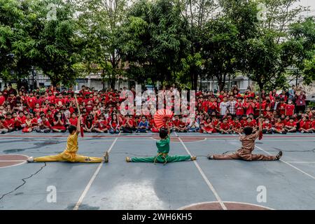 Badung, Indonesien. Februar 2024. Die Wushu-Performance unterhält die Schüler der Widiatmika School in Jimbaran, Badung, anlässlich der Feier des bevorstehenden chinesischen Neujahrsfestes am 10. Februar 2024. Das chinesische Mondneujahr 2024 ist das Jahr des Drachen. (Foto: Dicky Bisinglasi/SOPA Images/SIPA USA) Credit: SIPA USA/Alamy Live News Stockfoto