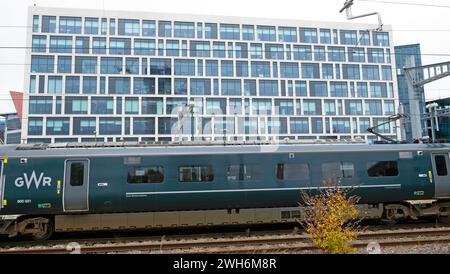 Der GWR Great Western-Zug nähert sich dem Bahnhof Cardiff und Blick auf ein zentrales Bürogebäude am Central Square in Cardiff Wales, Großbritannien 2023 KATHY DEWITT Stockfoto