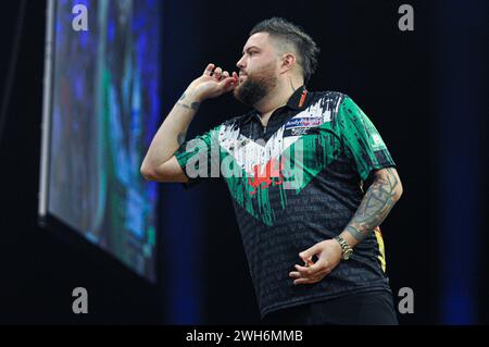 Cardiff, Großbritannien. Februar 2024. CARDIFF, VEREINIGTES KÖNIGREICH - 1. FEBRUAR: Michael Smith während der ersten Nacht der PDC Premier League in der Utilita Arena Cardiff am 1. Februar 2024 in Cardiff, Vereinigtes Königreich. (Foto: Joris Verwijst/BSR Agency) Credit: BSR Agency/Alamy Live News Stockfoto