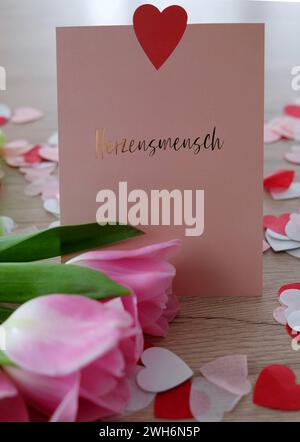 14. Februar ist Valentinstag Themenfoto vom 03.02.2024. Wer den Valentinstag nicht als Erfindung der Blumen- und Suesswaren-Industrie betrachten will, verweist gern auf den Heiligen Valentin, der als Bischof Liebende heimlich getraut haben soll. Der 14. Februar als Tag der Verliebten geht zurueck auf einen Brauch im alten Rom. Beim fest des Hirtengottes Lupercus werden junge Maenner und Frauen miteinander auf Zeit verbunden. Im Mittelalter lebte dieses fest in England und Nordfrankreich wieder auf, weil sich an diesem Tag angeblich die Voegel paaren. Es war dort Brauch, sich seine Valenti Stockfoto