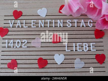 14. Februar ist Valentinstag Themenfoto vom 03.02.2024. Wer den Valentinstag nicht als Erfindung der Blumen- und Suesswaren-Industrie betrachten will, verweist gern auf den Heiligen Valentin, der als Bischof Liebende heimlich getraut haben soll. Der 14. Februar als Tag der Verliebten geht zurueck auf einen Brauch im alten Rom. Beim fest des Hirtengottes Lupercus werden junge Maenner und Frauen miteinander auf Zeit verbunden. Im Mittelalter lebte dieses fest in England und Nordfrankreich wieder auf, weil sich an diesem Tag angeblich die Voegel paaren. Es war dort Brauch, sich seine Valenti Stockfoto