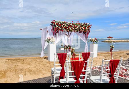 Hochzeitsdekoration am Sanur Beach, Bali Indonesien an einem sonnigen Tag Stockfoto
