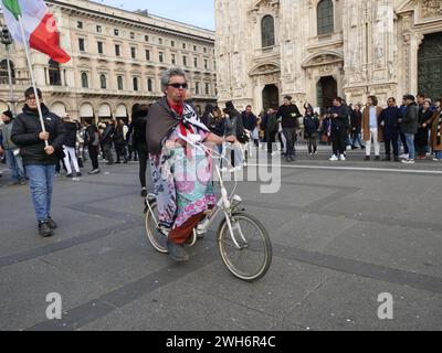 Protest der Bauern in Italien auf dem Domplatz Mailand mit der Kuh Ercolina Stockfoto