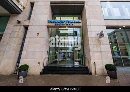 08. Februar 2024, Hessen, Frankfurt/M.: Haupteingang der Frankfurter Volksbank. Die Frankfurter Volksbank legt am Donnerstag ihre Bilanz für 2023 vor. Foto: Jörg Halisch/dpa Stockfoto