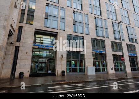 08. Februar 2024, Hessen, Frankfurt/M.: Außenansicht Frankfurter Volksbank mit Logo. Die Frankfurter Volksbank legt am Donnerstag ihre Bilanz für 2023 vor. Foto: Jörg Halisch/dpa Stockfoto