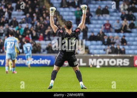 Coventry, Großbritannien. Februar 2024. Coventry City Torhüter Ben Wilson (13) feiert während des Coventry City FC gegen Sheffield Wednesday FC Emirates FA Cup 4. Runde Replay in der Coventry Building Society Arena, Coventry, England, Großbritannien am 6. Februar 2024 Credit: Every Second Media/Alamy Live News Stockfoto