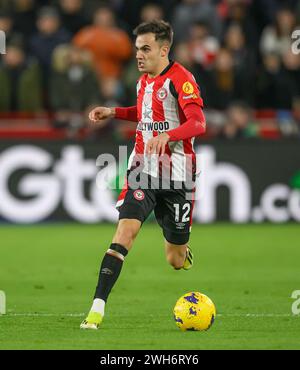 London, Großbritannien. Februar 2024 - Brentford gegen Manchester City - Premier League - Gtech Community Stadium. Brentfords Sergio Reguilon in Aktion. Bildnachweis: Mark Pain / Alamy Live News Stockfoto