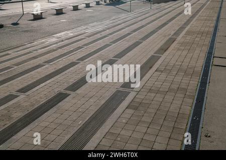 Treppe mit öffentlichem Platz und öffentlichem Platz, Stahlbetontreppe mit rutschhemmenden Elementen, vorgefertigte Elemente. Breite Stufen. Urbanes Furnit Stockfoto