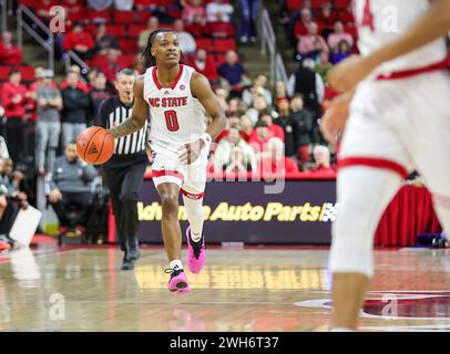 Raleigh, North Carolina, USA. Februar 2024. Der Wächter DJ HORNE (0) des North Carolina State Wolfpack bewegt den Ball während des NCAA Männer Basketballspiels zwischen der University of Pittsburgh und NC State in der PNC Arena in Raleigh, North Carolina. (Kreditbild: © Israel Anta via ZUMA Press Wire) NUR REDAKTIONELLE VERWENDUNG! Nicht für kommerzielle ZWECKE! Stockfoto