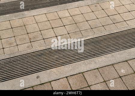 Treppe mit öffentlichem Platz und öffentlichem Platz, Stahlbetontreppe mit rutschhemmenden Elementen, vorgefertigte Elemente. Breite Stufen. Urbanes Furnit Stockfoto