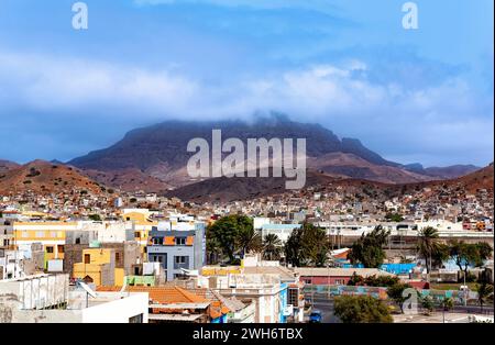 Stadt Mindelo, Insel Sao Vicente, Kap Verde, Cabo Verde, Afrika. Der Monte Verde im Hintergrund. Blick vom Torre de Belem. Stockfoto