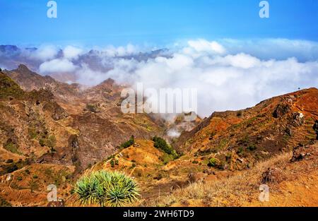 Einsame Häuser in den Bergen der Insel Santo Antao, Kap Verde, Cabo Verde, Afrika. Berglandschaft mit kleinen Bauernhäusern und landwirtschaftlich genutzten Stockfoto