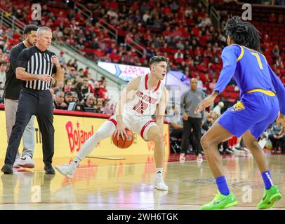 Raleigh, North Carolina, USA. Februar 2024. Der Wächter MICHAEL O’CONNELL (12) des North Carolina State Wolfpack dribbelt den Ball während des NCAA Männer Basketballspiels zwischen der University of Pittsburgh und NC State in der PNC Arena in Raleigh, North Carolina. (Kreditbild: © Israel Anta via ZUMA Press Wire) NUR REDAKTIONELLE VERWENDUNG! Nicht für kommerzielle ZWECKE! Stockfoto